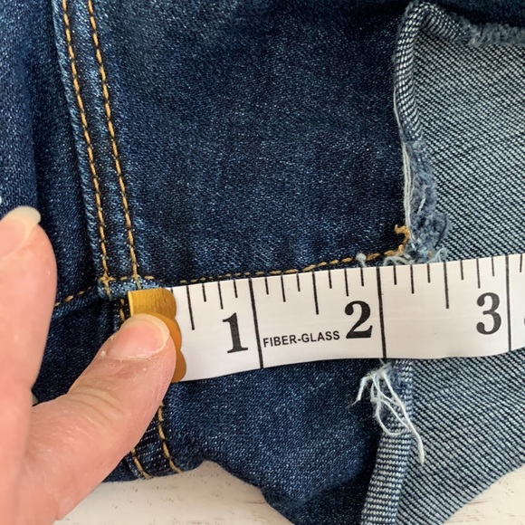 Levi’s High Rise Shorts Dark Wash Raw Hem Size 28 - Picture 9 of 10